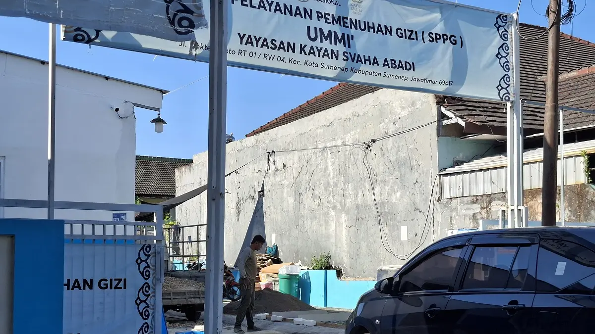 PERLU PEMBENAHAN: Pekerja tengah melakukan perbaikan IPAL di SPPG Sumenep Kota Sumenep Kolor, Jalan Dr Cipto Sumenep, Rabu (3/6)