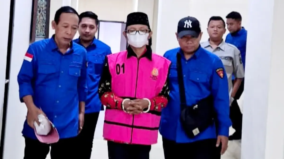 TAK BERKUTIK: Kepala Desa Pragaan Daya Imrah saat ditahan penyidik di kantor Kejaksaan Negeri Sumenep, Kamis (23/4). (MOH. IQBAL/JPRM)