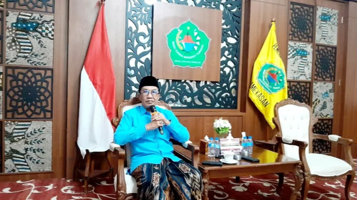 TEGAS: Bupati Pamekasan KH. Kholilurrahman saat jumpa pers dengan awak media di Peringgitan Dalam Pendopo Ronggosukowati. (M. KHOLIL RAMLI/JPRM)