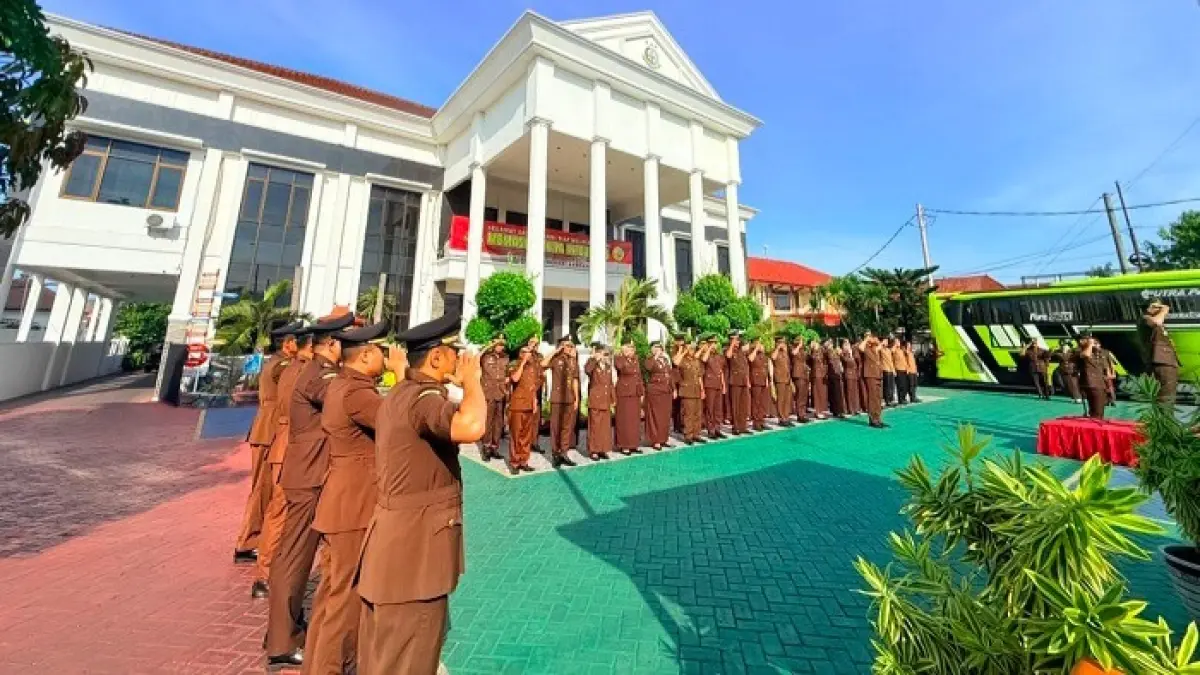 TERTIB: Pegawai Kejari Sampang mengikuti upacara peringatan Hari Lahir Pancasila di halaman kantor Selasa (2/6). (KEJARI UNTUK JPRM)