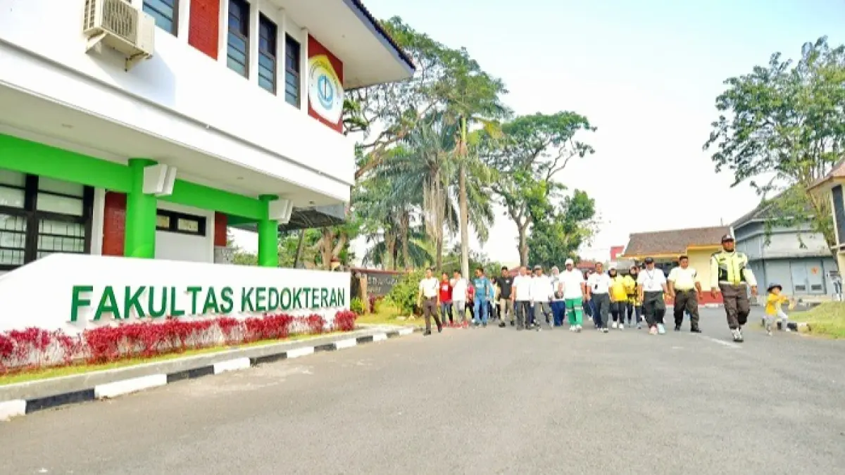 TERWUJUD: Rektor UTM Prof Dr Safi’ bersama Wakil Bupati Bangkalan Moch. Fauzan Ja’far, beserta Ketua IKA UTM Abdul Halim mengikuti jalan santai dalam acara Dies Natalis UTM tahun lalu. (UTM UNTUK JPRM)