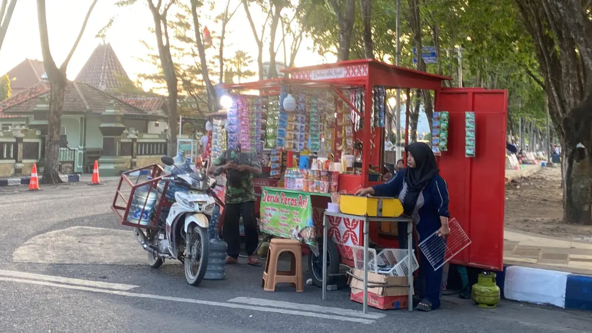 BERDAGANG: Sejumlah PKL berjualan di area Alun-alun Trunojoyo, Sampang, Rabu (3/6). (AYU LATIFAH/JPRM)