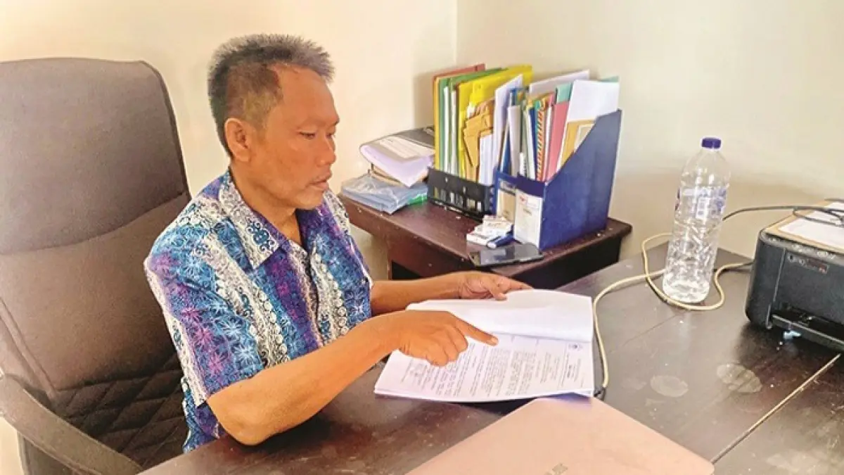 BERI PENDAPAT: Mohammad Taufik selaku penasihat hukum pelapor Ach. Hidayat ditemui di ruang kerjanya Rabu (3/6). (MOH. IQBAL AFGANI/JPRM)
