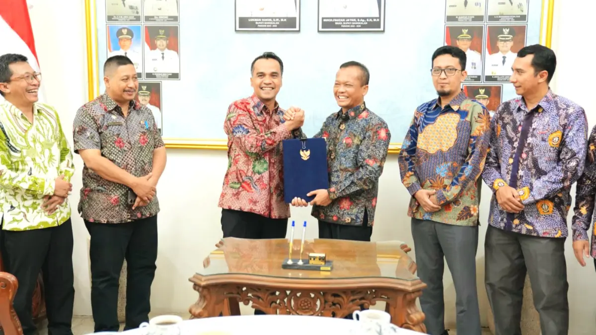 BERMITRA: Bupati Bangkalan Lukman Hakim dan Rektor UTM Prof. Dr. Safi