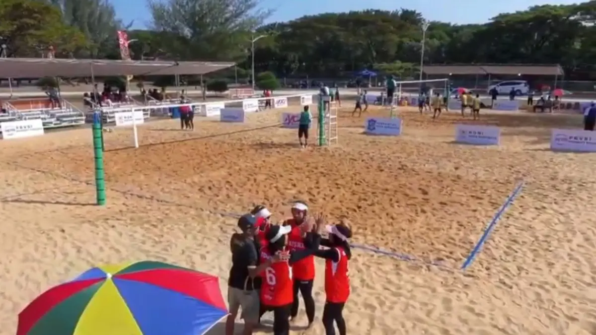 BUTUH KERJA SAMA TIM: Sejumlah atlet voli pantai Sumenep bertanding di babak 16 besar Kejuaraan Voli Pantai U-23 Piala Wali Kota Surabaya, Kamis (4/6).