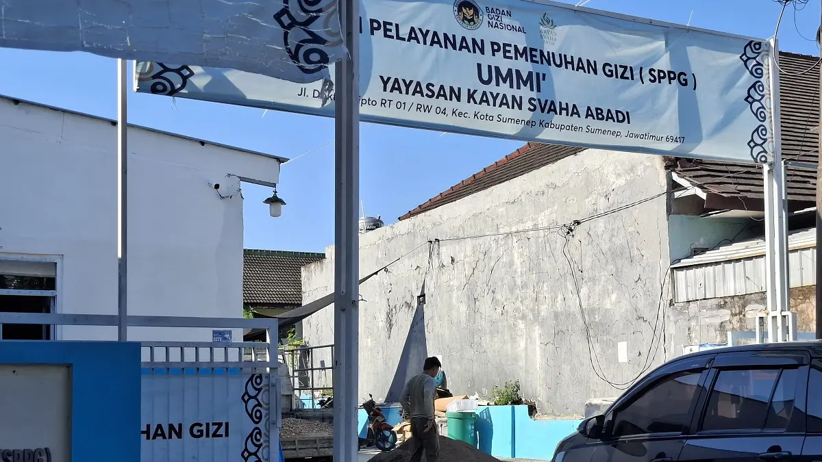 DIPERBAIKI: Pekerja tengah memperbaili IPAL di SPPG Sumenep Desa Kolor, Kecamatan Kota, Rabu (3/6).