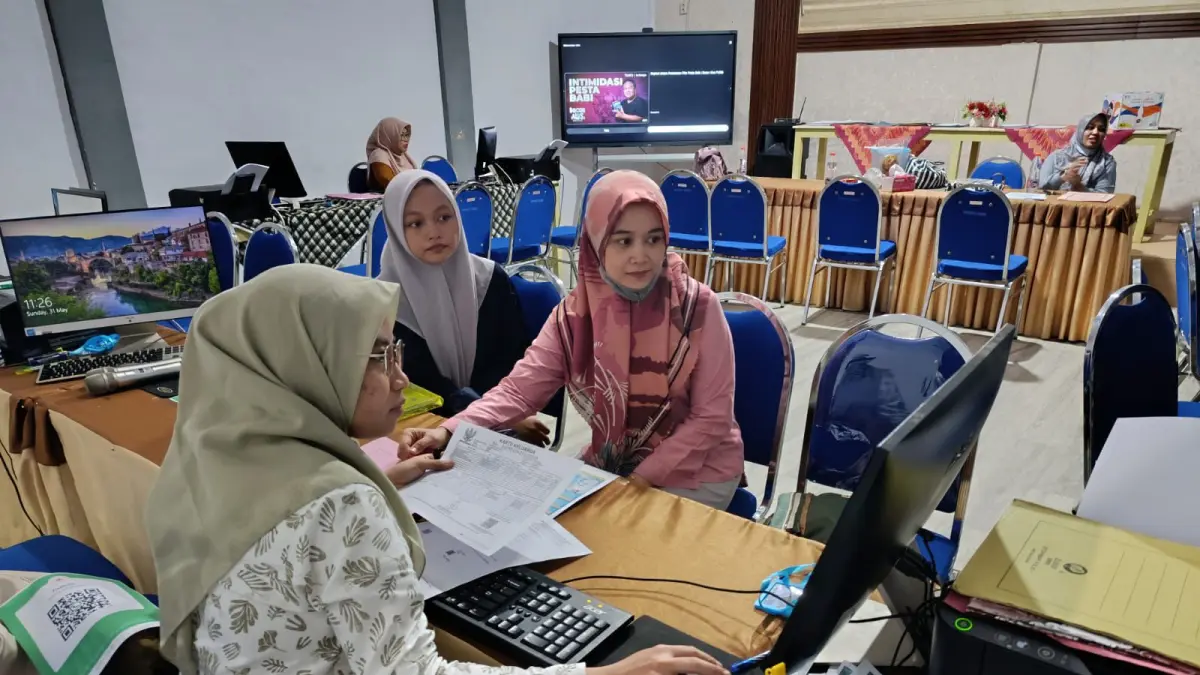 FOKUS: Sejumlah siswa melakukan verifikasi pengambilan PIN di SMA Negeri 2 Sumenep, Kamis (4/6).