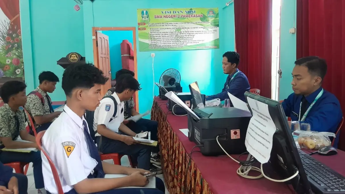 GENERASI EMAS: Sejumlah calon murid baru sedang melakukan verifikasi dan validasi dokumen di SMA Negeri 2 Pamekasan, Kamis (4/6).