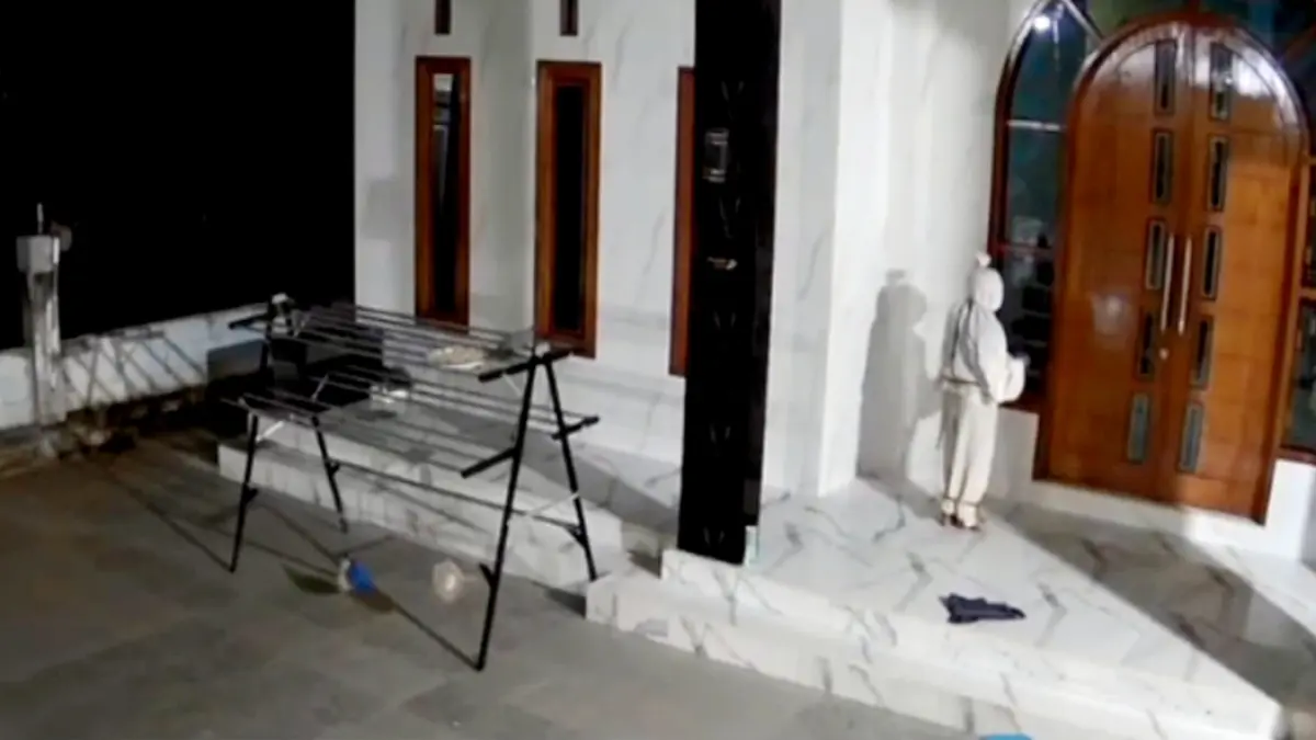 KEBUTUHAN KONTEN: Pemeran teror pocong di Desa Mrandung, Kecamatan Klampis, Bangkalan, Minggu (31/5). (TANGKAP LAYAR)