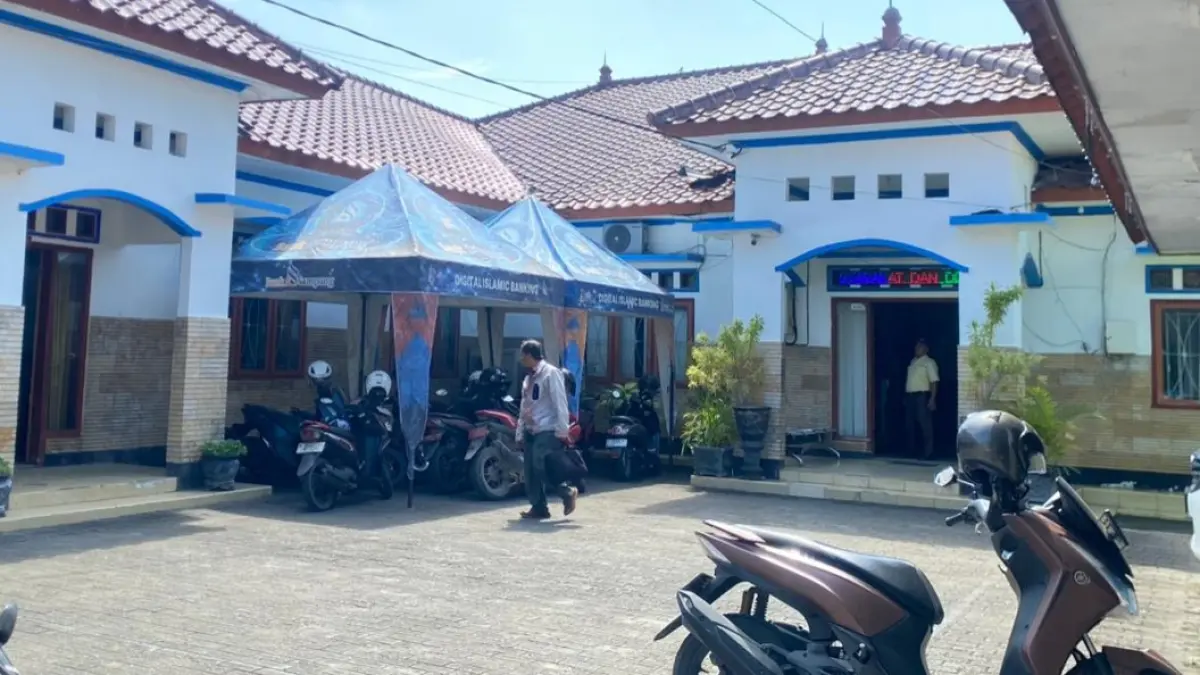 LENGANG: Seorang pria keluar dari kantor DPMD Sampang Rabu (3/6). (AYU LATIFAH/JPRM)