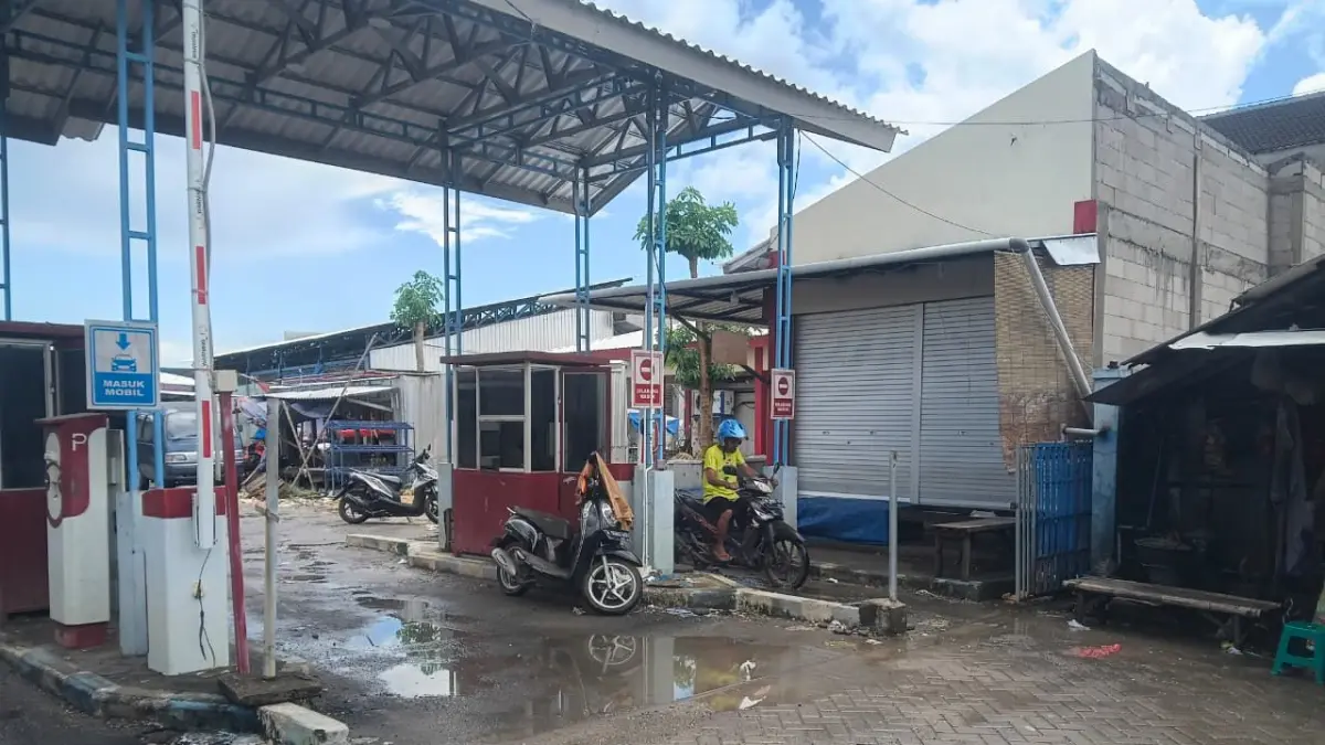 MELEWATI PORTAL PARKIR: Pengunjung keluar dari Pasar Anom Sumenep, Kamis (4/6).