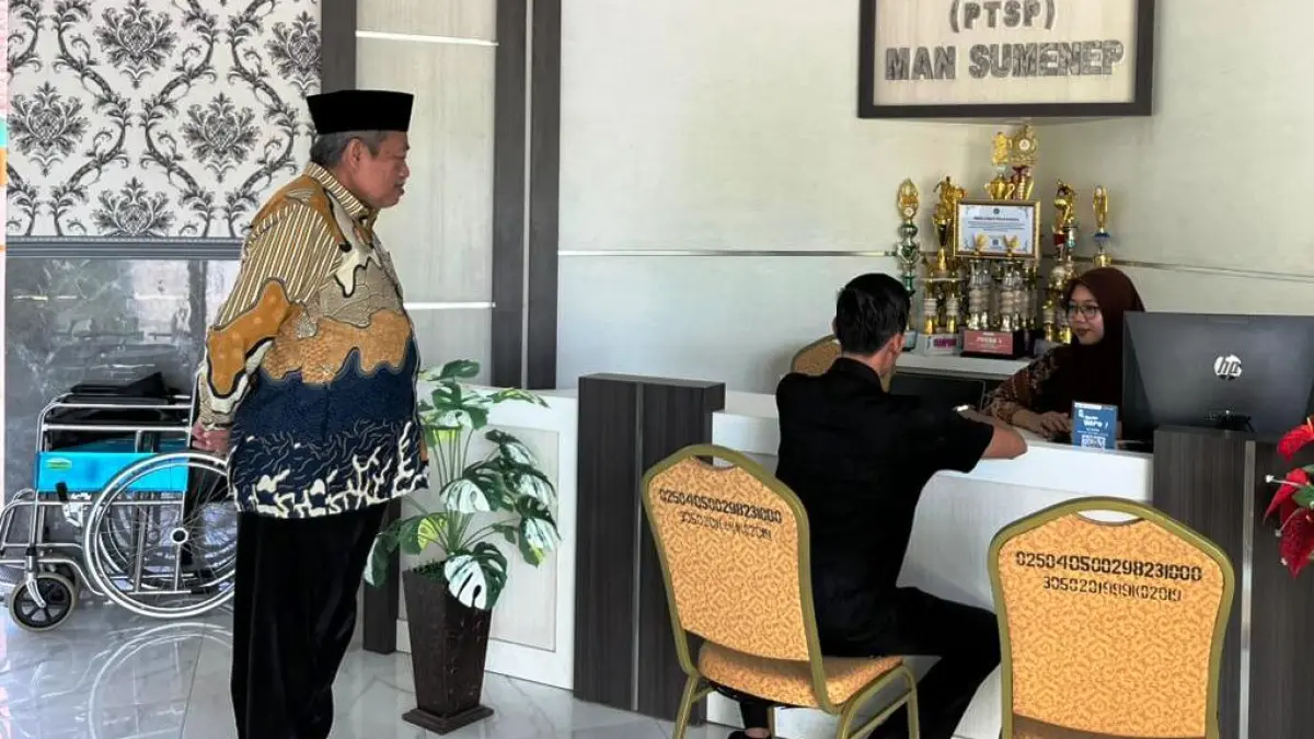 MODERN: Kepala MAN Sumenep Drs H Zaini Mukhsin saat meninjau pelayanan di PTSP sekolahnya, Kamis (4/6).