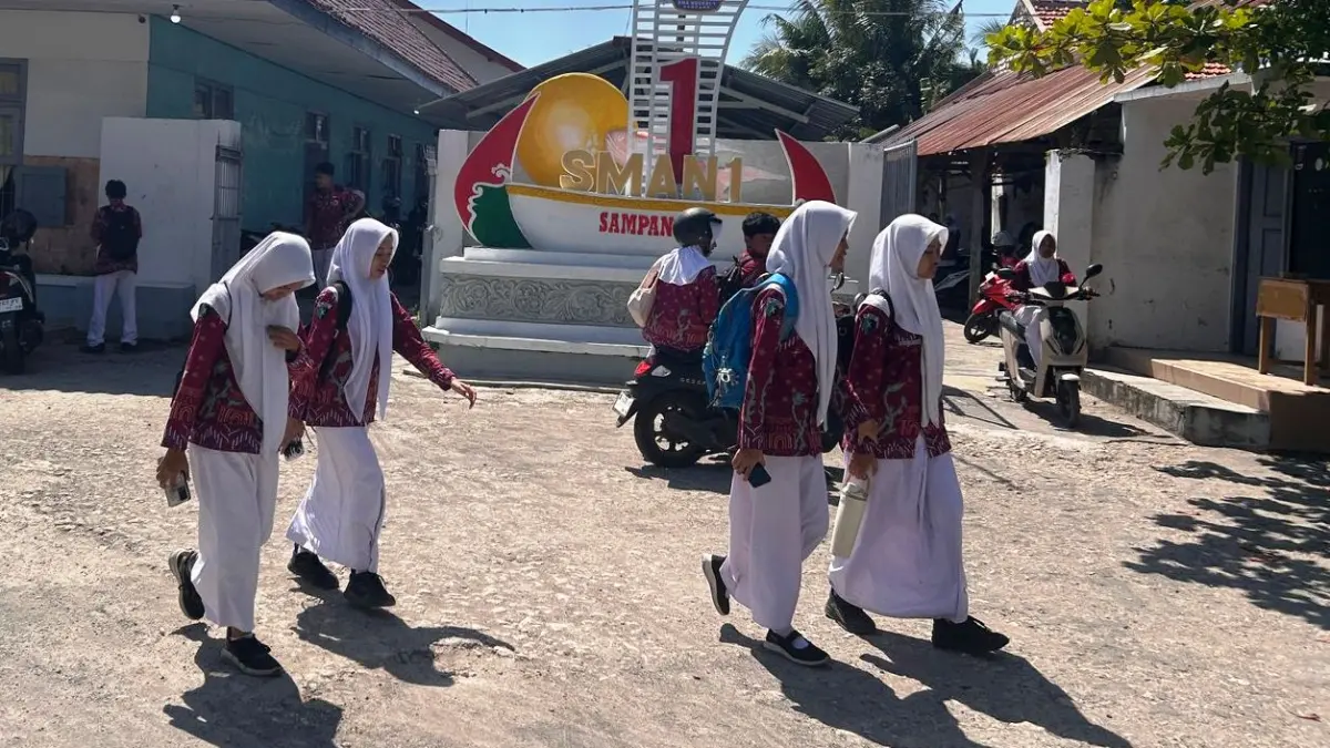 PENDIDIKAN: Sejumlah siswi saat hendak pulang di SMAN 1 Sampang, Kamis (4/6).