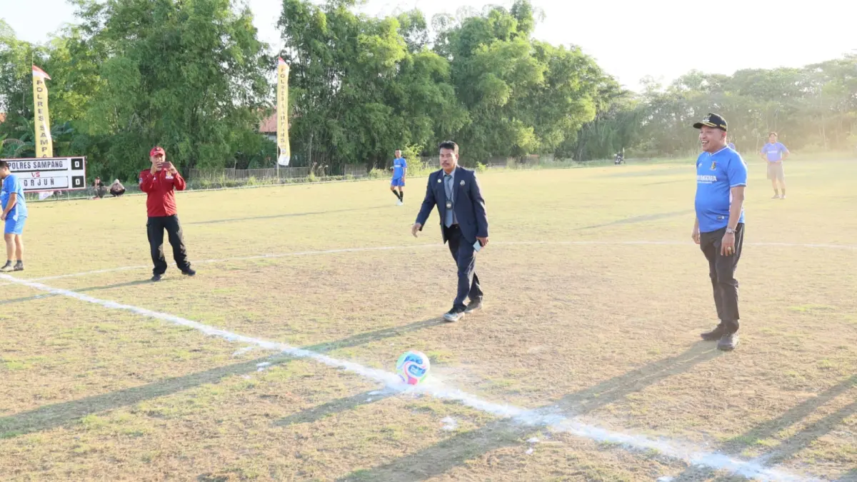 RESMI DIMULAI: Bupati Sampang Slamet Junaidi hendak menendang bola pada pembukaan turnamen Sepak Bola 3 Pilar se-Kabupaten Sampang di lapangan sepak bola SSC Sampang, Selasa (2/6). (PROTOKOL UNTUK JPRM)