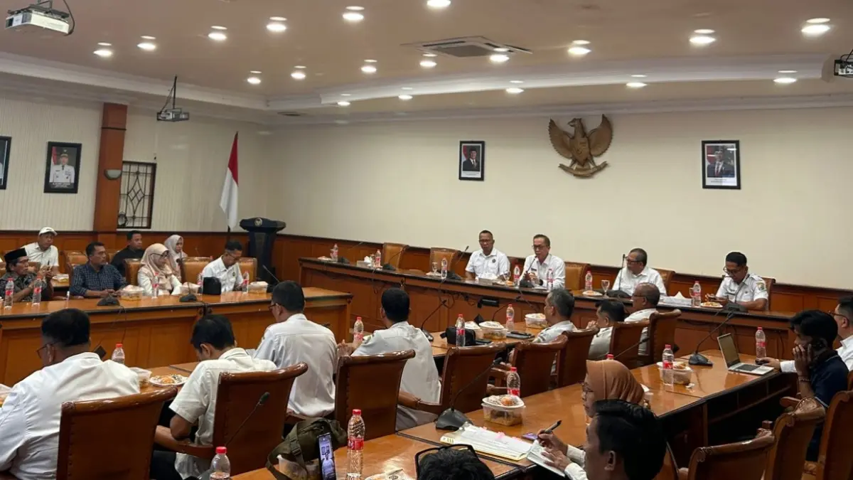 SINKRONISASI: Sejumlah pejabat tengah mengikuti kegiatan PPM SKK Migas dan Medco Energi Sampang Pty Ltd di kantor Pemkab Sampang kemarin. (UBAIDILLAHIR RA’IE/JPRM)