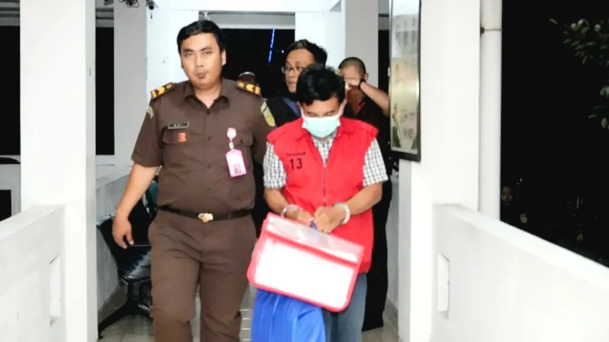TAK BERKUTIK: Kabid Perumahan dan Kawasan Permukiman Disperkimhub Sumenep Noer Lisal Anbiyah (rompi merah) tersangka BSPS 2024 saat digiring oleh penyidik di Kejati Jatim, Selasa (4/11/2025). (NURKHOLIS UNTUK JPRM)