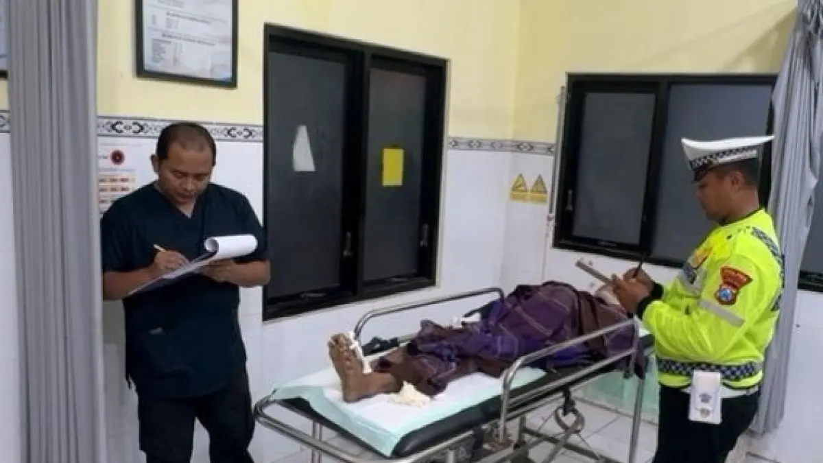 TAK TERTOLONG: Pengendara laka lantas di Jalan Raya Desa Trasak, Kecamatan Larangan dievakuasi ke RSUD Smart Pamekasan kemarin. (POLRES PAMEKASAN UNTUK JPRM)
