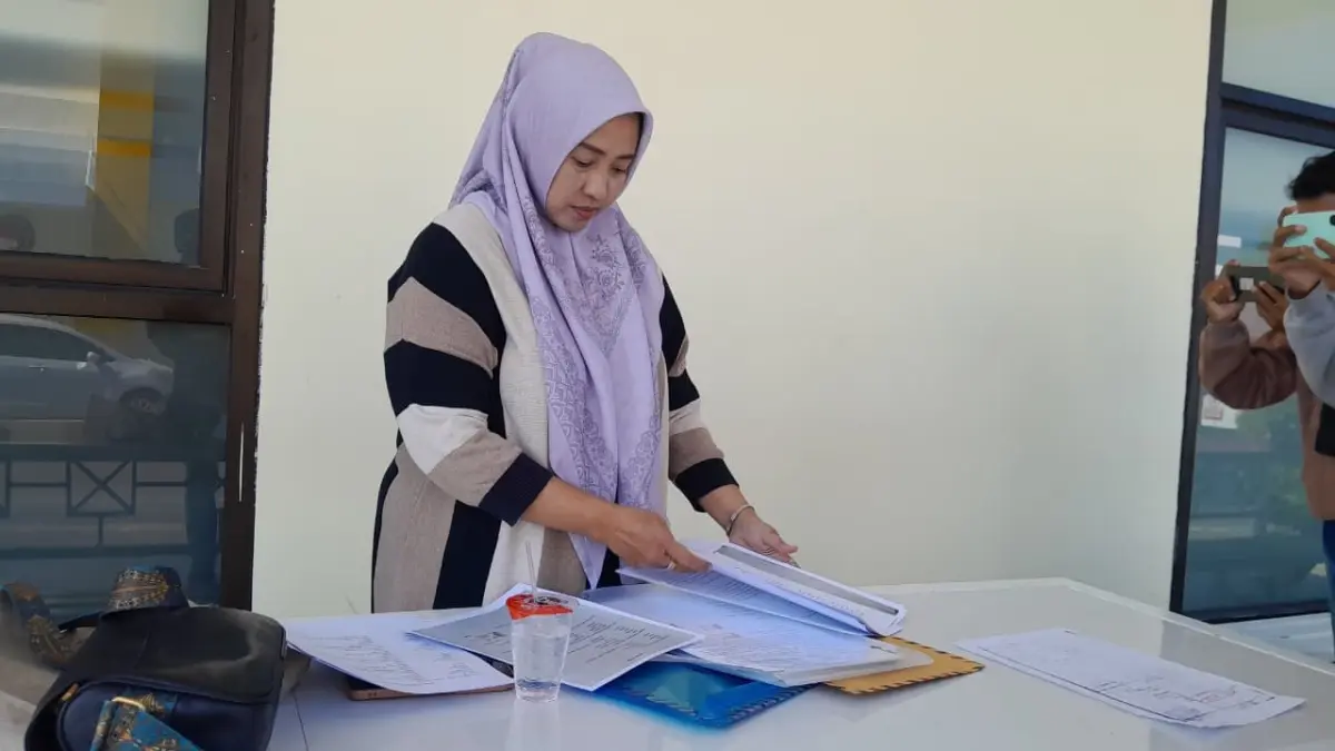 TEMPUH JALUR HUKUM: Ahli waris Siti Nurul Aini Siska menunjukkan dokumen kepemilikan lahan yang ditempati lembaga MI dan TK Aisyiyah Bustanul Athfal IV.