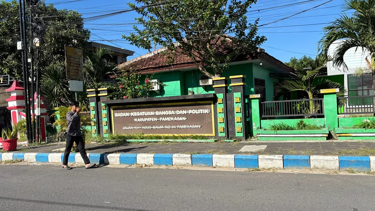 TERIK: Warga berada di sekitar kantor Bakesbangpol Pamekasan, Kamis (4/6).