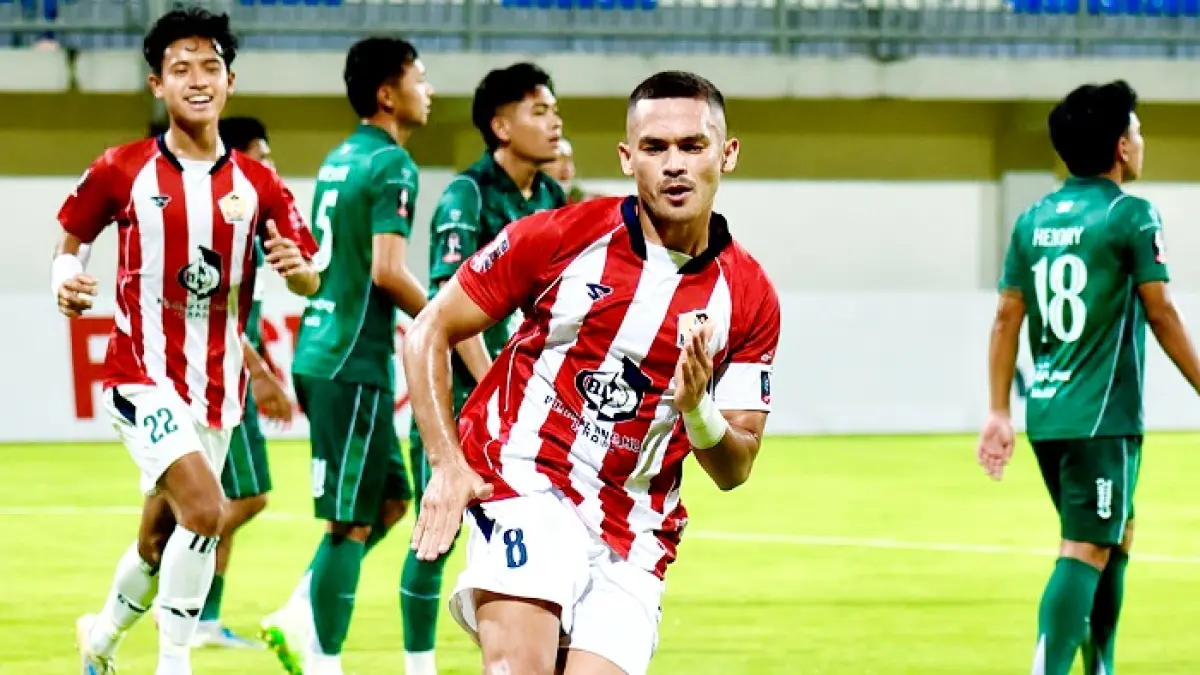 BANGGA: Pemain Persepam Adam Anis melakukan selebrasi usai mencetak gol ke gawang Persak Kebumen di SGMRP Pamekasan, Rabu (3/6) malam. (INSTAGRAM PERSEPAM)