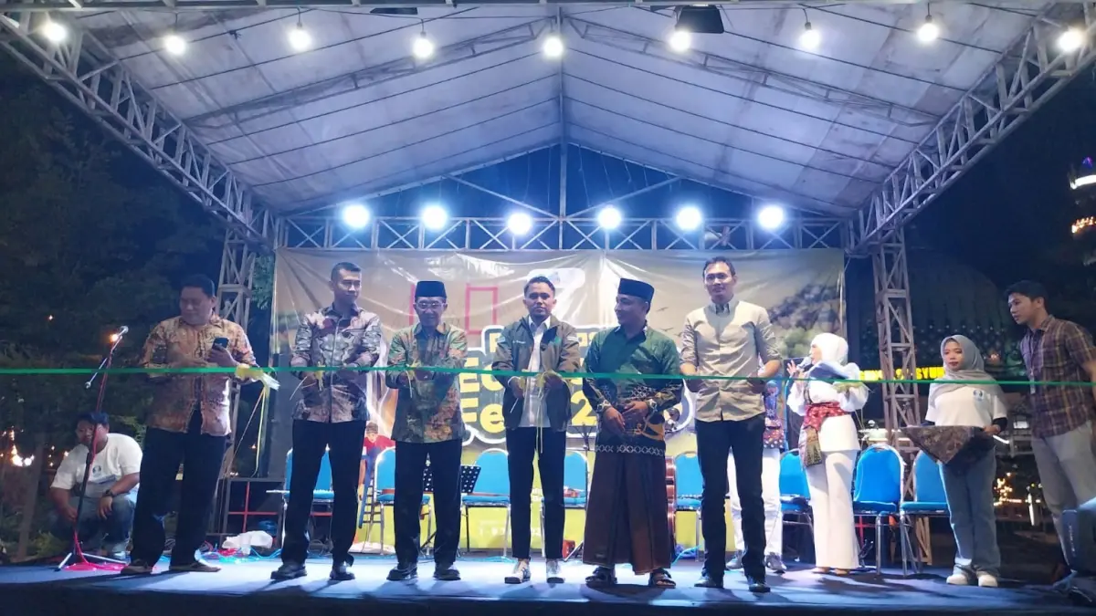 DIBUKA: Bupati Pamekasan KH Kholilurrahman (tiga dari kiri) memotong pita dalam pembukaan Economic Fest 2026 di Arek Lancor Pamekasan, Senin (1/6) malam.