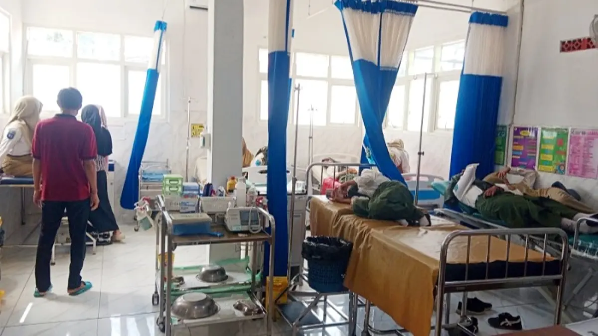 HARUS MENDAPAT PERAWATAN: Puluhan siswa diduga keracunan dilarikan ke Puskesmas Kokop, Bangkalan, Kamis (4/6). (ISTIMEWA)