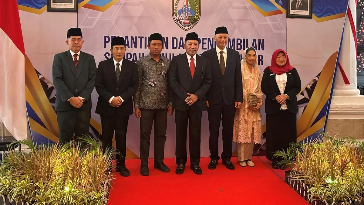 KOMPAK: Bupati Sampang Slamet Junaidi (tengah) dan Direktur RSMZ Sampang Andy Andrian Hasan berpose bersama Ketua Komisi IV&nbsp; Mahfud dan tim pansel, Jumat (5/6).