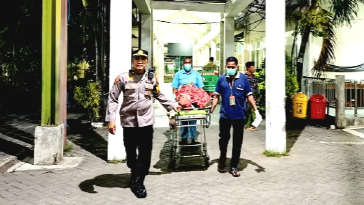 KORBAN PENGANIAYAAN: Aparat dan tim medis membawa korban ke ruang pemulasaraan jenazah RSUD Syamrabu Bangkalan, Rabu (3/6) pukul 21.58. (ZEINAL ABIDIN/JPRM)