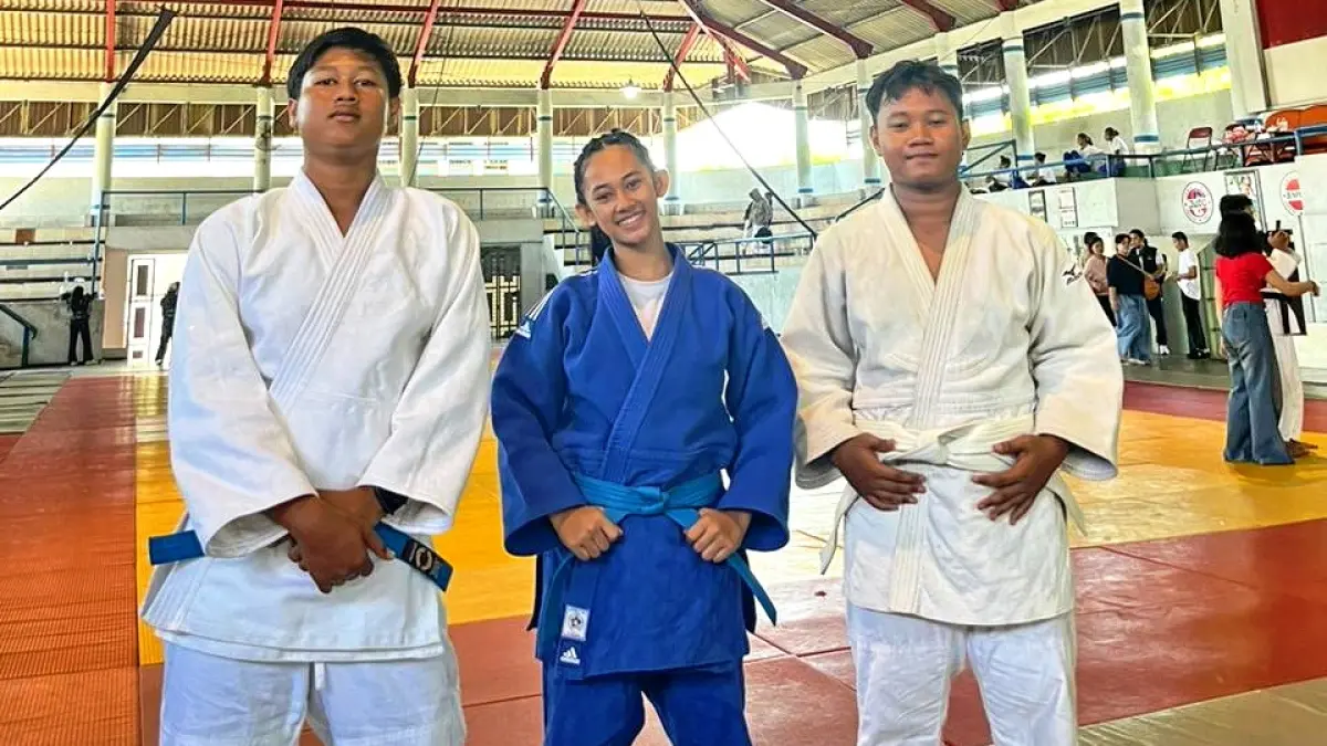 MEMBANGGAKAN: Dari kiri Namus Al Akbar Avara Satriagung, Putri Azka Audi Khairunnisa, dan Naufal Bahaishafi Maulidi usai mengikuti seleksi Kejurnas, Senin (16/5).
