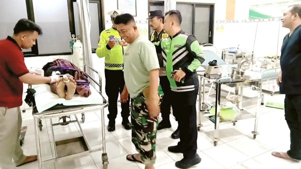 MEREGANG NYAWA: Para pihak yang terlibat kecelakaan lalu lintas dievakuasi ke RSUD Smart Pamekasan Kamis (4/6). (POLRES PAMEKASAN UNTUK JPRM)
