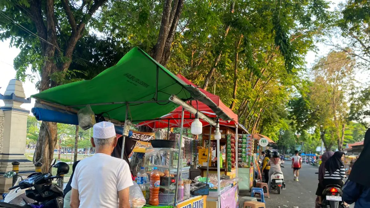 NUNGGU PEMBELI: Sejumlah PKL saat berjualan di sekitar Alun-Alun Trunojoyo, Sampang, Rabu (3/6).