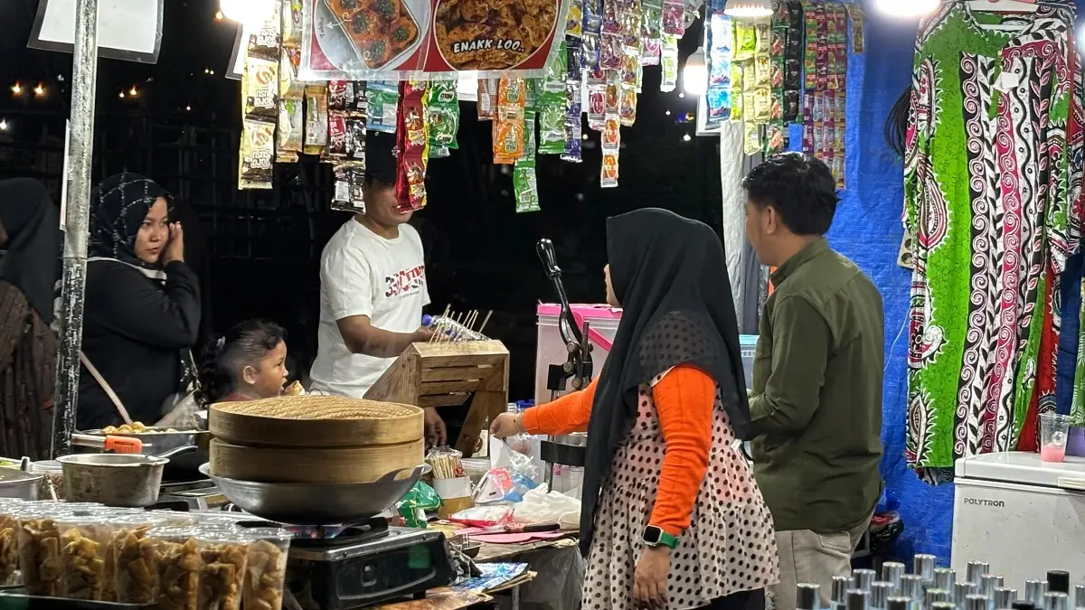 PADAT: Pengunjung berada di kawasan Arek Lancor Pamekasan, Kamis (4/6) malam.
