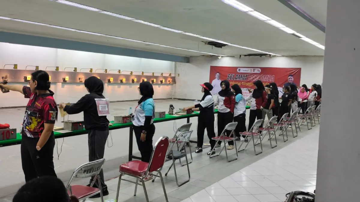 PENUH SEMANGAT: Atlet Perbakin Sampang tampil dalam kejuaraan Piala Wali Kota Surabaya, Minggu (17/5).