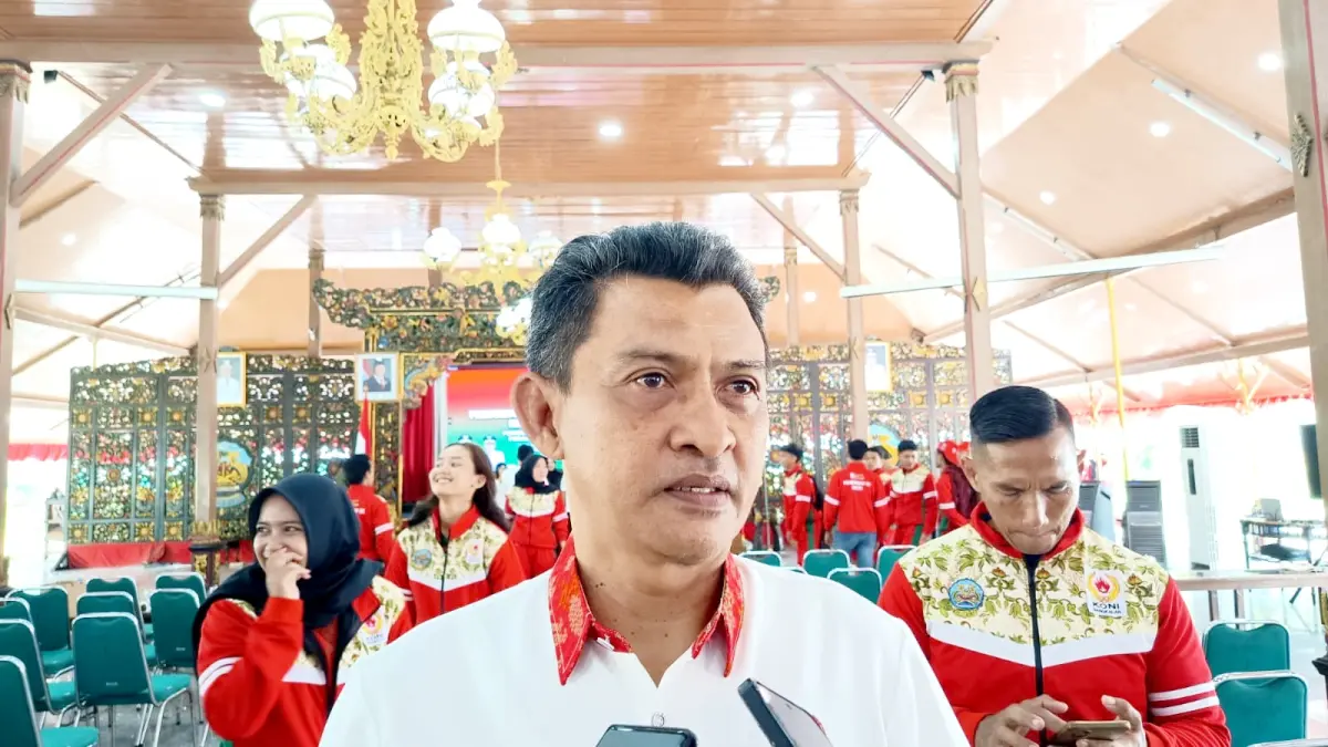 RAMAH: Ketua Umum KONI Kabupaten Bangkalan Tajul Anwar memberikan keterangan usai pelantikan di Pendopo Bangkalan, Selasa (17/2). (ZEINAL ABIDIN/JPRM)