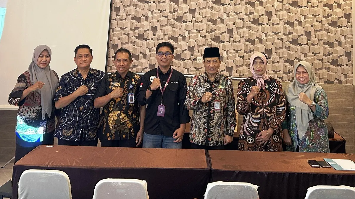 TRANSPARAN: Tim pansel berfoto bersama usai menggelar proses UKK seleksi Direktur RSMZ Sampang, Kamis (21/5).