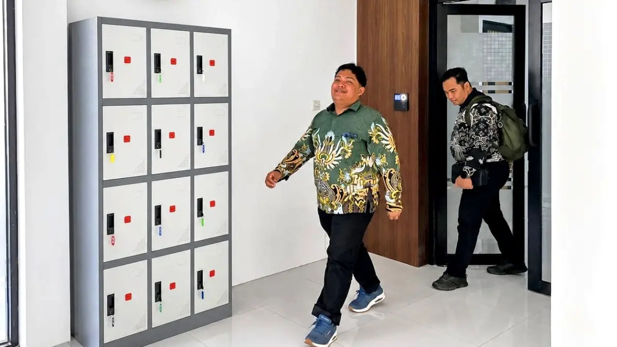 BUNGKAM: Korwil BGN Pamekasan Hariyanto Rahmansyah Tri Arif berada di Mapolres Pamekasan saat menjalani pemeriksaan, Jumat (5/6).
