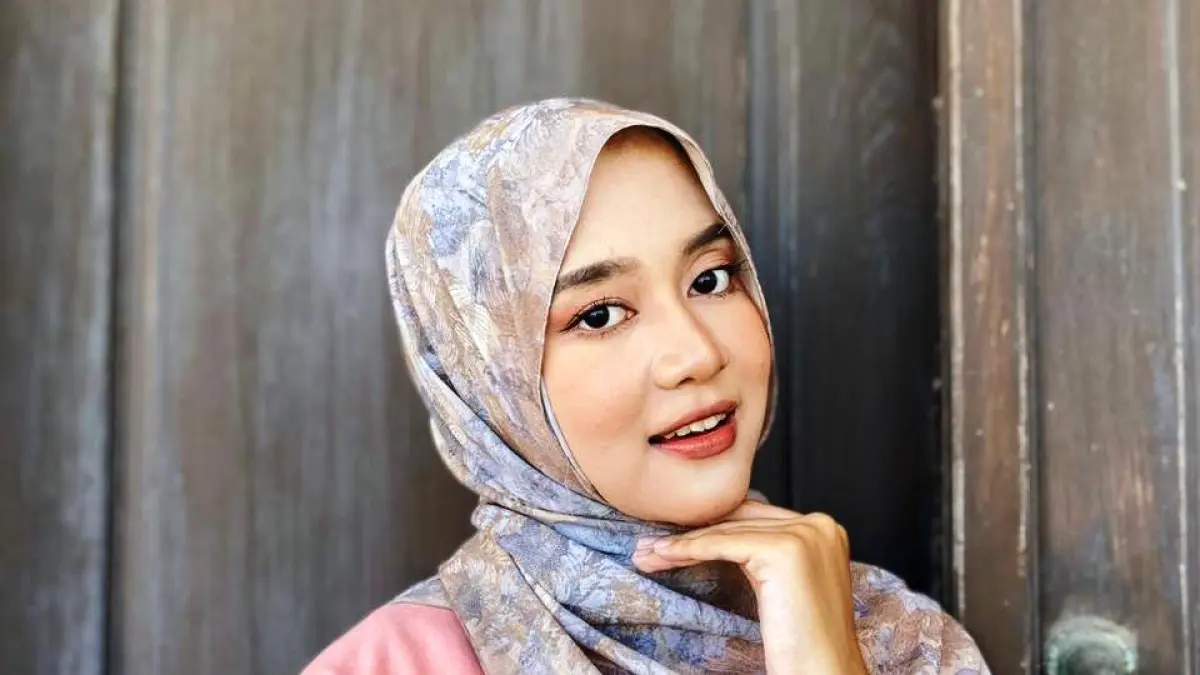 CANTIK: Mahda Shafira Alam tampak percaya diri dengan basic make up di Desa Dharma Camplong, Kecamatan Camplong, Sampang, Sabtu, (6/6)..