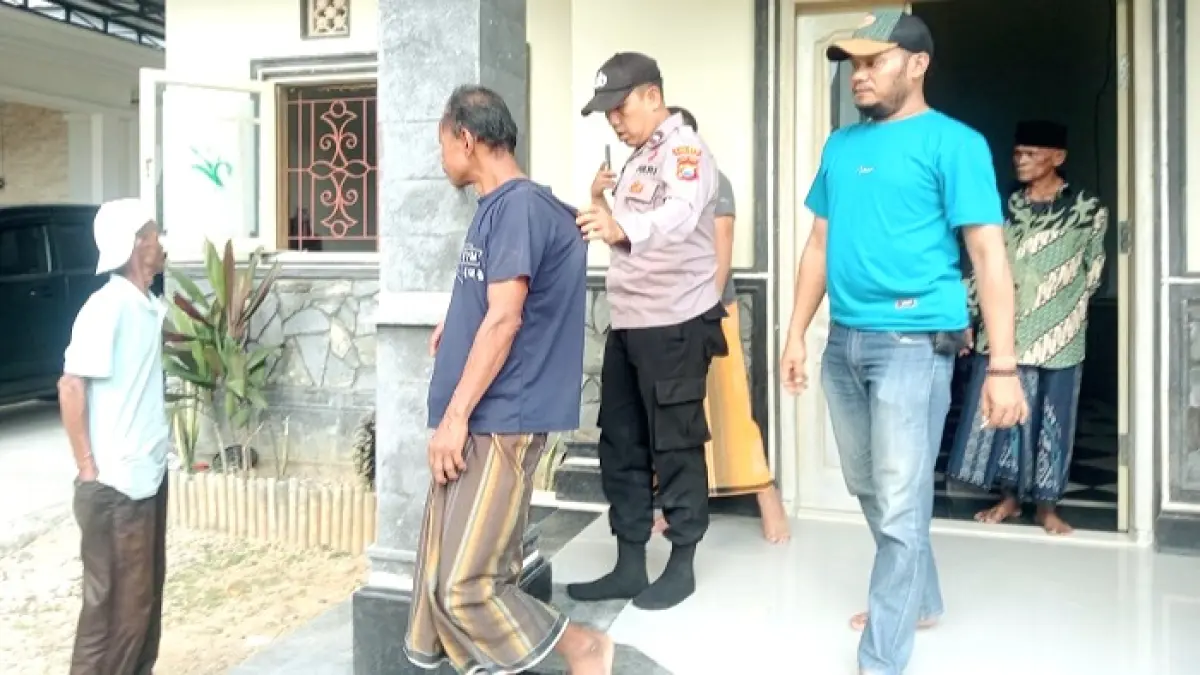DIAMANKAN: Terduga pelaku M saat diamankan oleh anggota Polsek Ketapang, Sampang, di rumahnya, Rabu (3/6). (SATRESKRIM POLRES SAMPANG UNTUK JPRM)