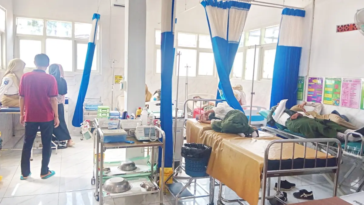 DIRAWAT: Puluhan siswa SMAN 1 Kokop menjalani perawatan inten di puskesmas setempat, Kamis (4/6).