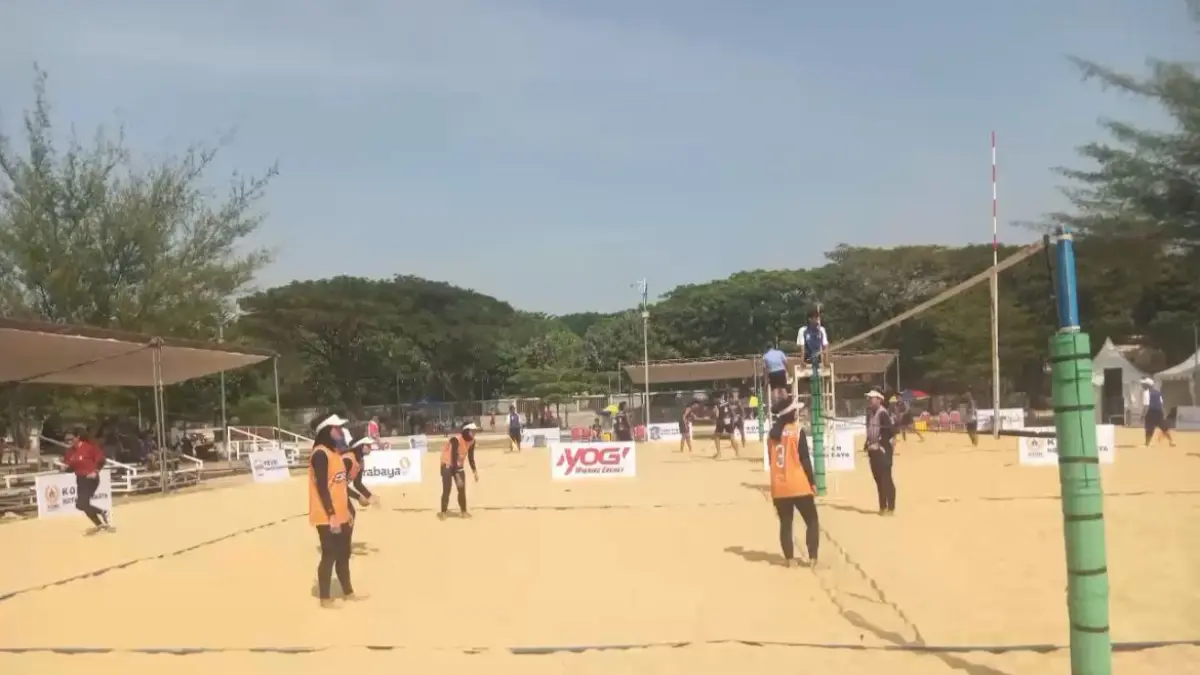 FOKUS: Sejumlah atlet voli pantai Sumenep sedang mengikuti pertandingan babak final Kejuaraan Voli Pantai U-23 Piala Wali Kota Surabaya, Sabtu (6/6).&nbsp;