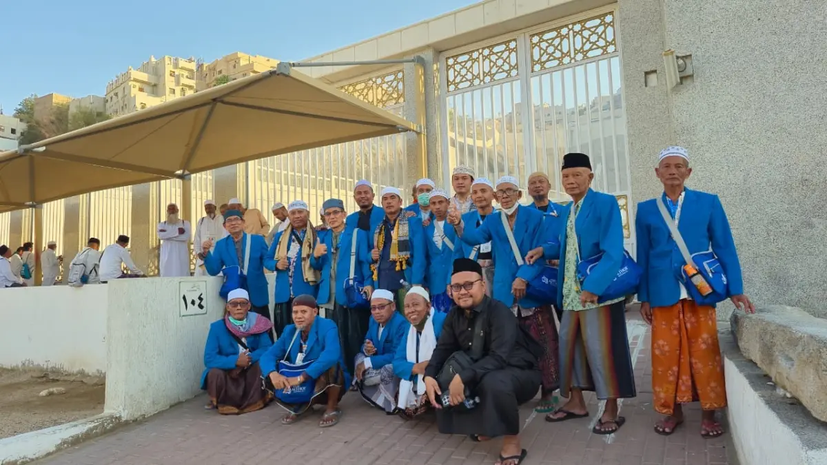 KOMPAK: Para Jemaah haji yang tergabung di KBIHU Al Thof saat berziarah ke Masjidil Haram, Sabtu (6/6).