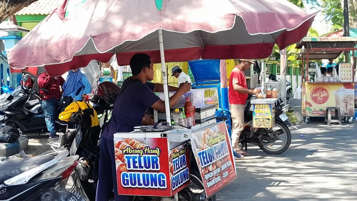 MENCARI REZEKI: Sejumlah pedagang kaki lima sedang berjualan di Jalan Kabupaten, Kelurahan Bugih, Pamekasan, Sabtu (6/6).