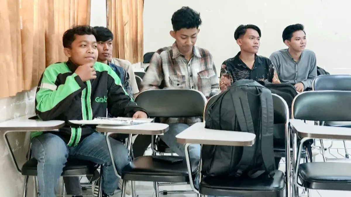 MENYIMAK: Ach. Ubaidillah menyimak mata kuliah hukum di UIN Madura, Kamis (4/6). (ABD. WARITS UNTUK JPRM)