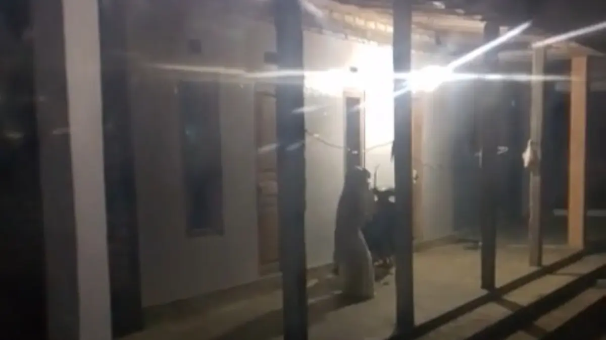 MERESAHKAN: Aksi teror pocong kembali terjadi di Desa Durjan, Kecamatan Kokop Bangkalan Kamis (4/6).