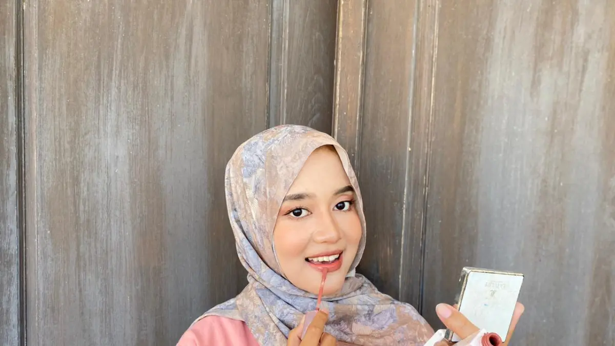 PROSES: Mahda Shafira Alam saat merias diri di Desa Dharma Camplong, Kecamatan Camplong, Sampang, Sabtu, (6/6).