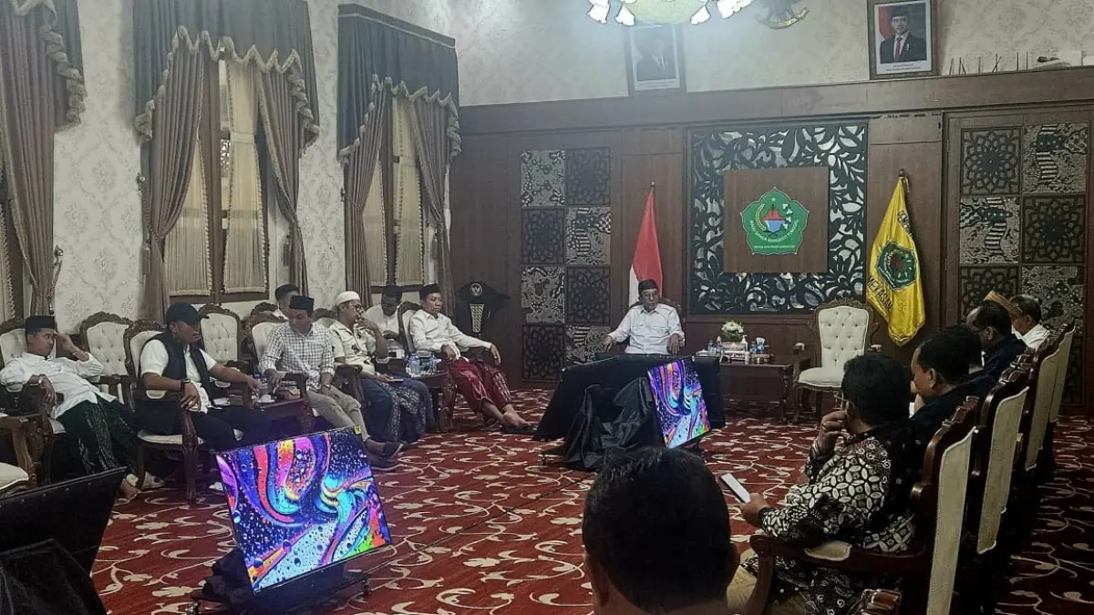 SERIUS: Forkopimda dan pengusaha rokok lokal Pamekasan gelar pertemuan di Pringgitan Dalam Pendopo Ronggosukowati, Rabu (3/6).