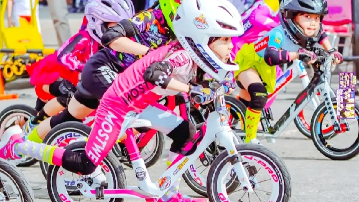 TALENTA MUDA: Rider Push Bike Sampang Syifa Azmi Ayunindya saat mengikuti ajang balapan Kapten Morgan Push Bike Race di Bandara Juanda, Sabtu (11/4). (PUSH BIKE UNTUK JPRM)