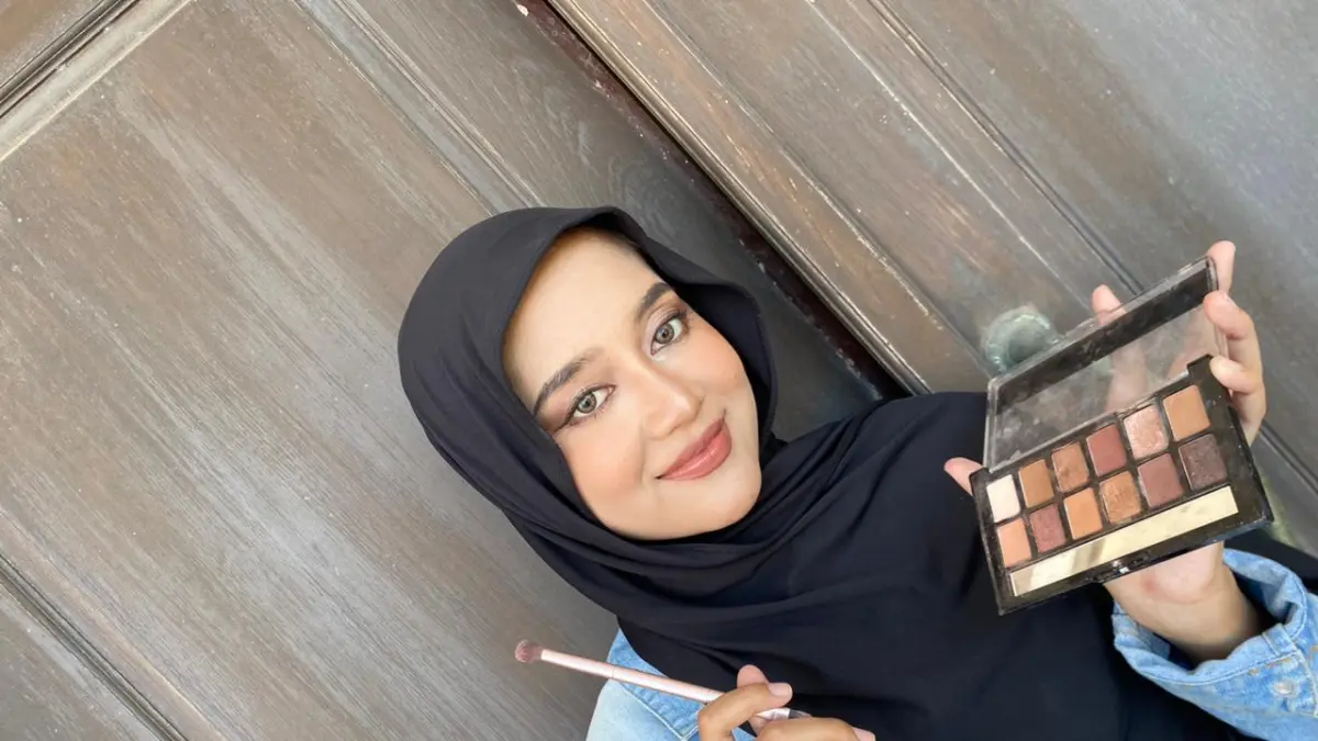 TEGAS: Mahda Shafira Alam terlihat cantik dengan make up Smokey Eyes di Desa Dharma Camplong, Kecamatan Camplong, Sampang, Sabtu, (6/6).