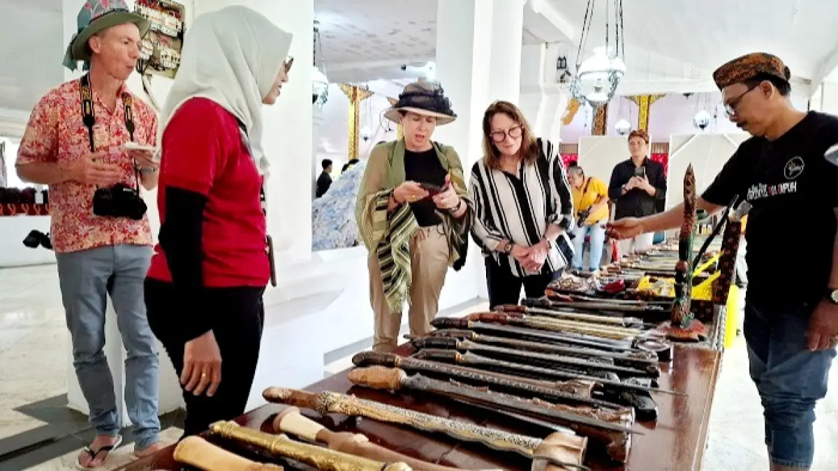 WISATA: Sejumlah wisatawan asing berkunjung ke Museum Keraton Sumenep, Jumat (23/1). (MOH. LATIF/JPRM)