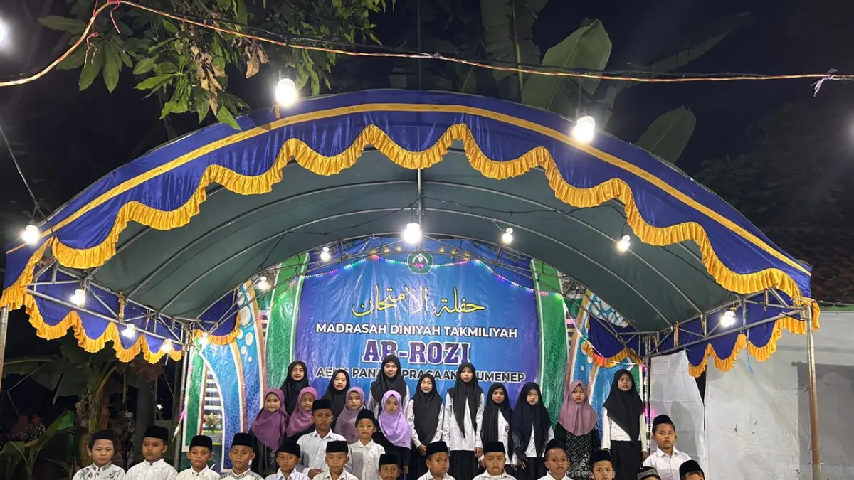 BERPENDIDIKAN: Santri MDT Ar-Rozi saat membawakan lagu Mars Ar-Rozi, di halaman MDT Ar-Rozi, Desa Aeng Panas, Kecamatan Pragaan, Sumenep, Sabtu (6/6). (UBAIDILLAHIR RA’IE/RM)
